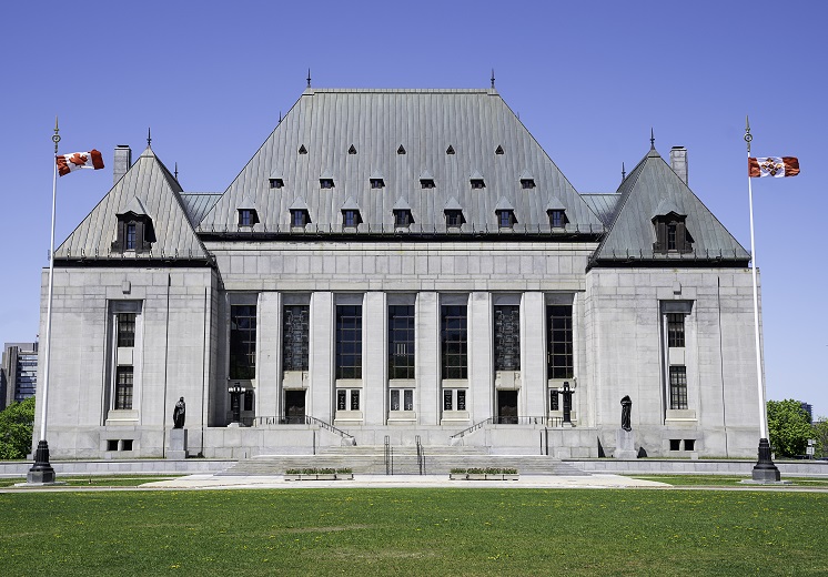 Vue de face de l'édifice de la Cour suprême du Canada.