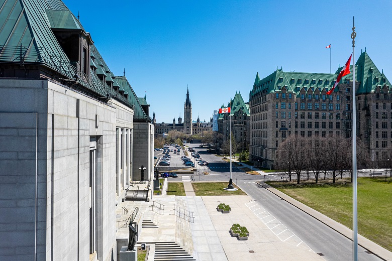 Vue du côté ouest de l'édifice de la Cour suprême du Canada.