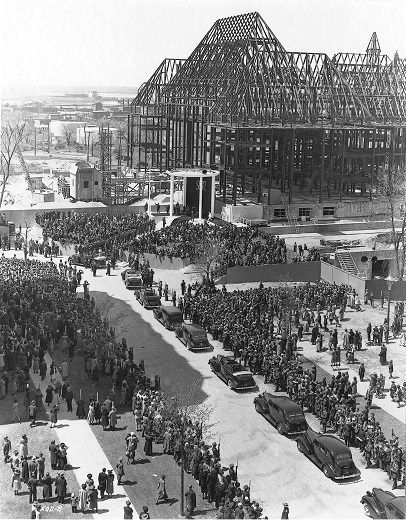 La foule lors de la pose de la pierre angulaire (20 mai 1939).