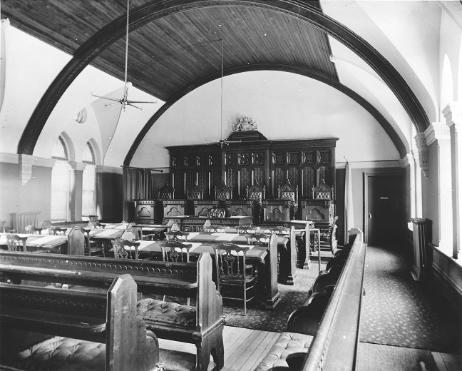 La salle d'audience de l'ancien édifice de la Cour.