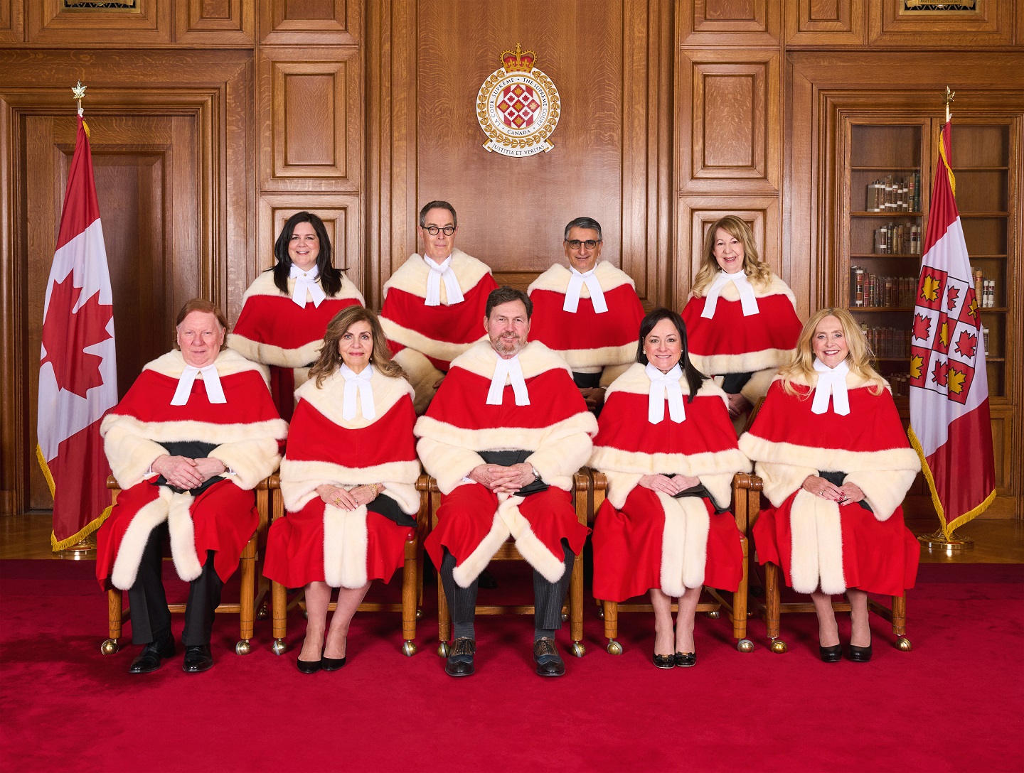 Photo officielle des 9 juges de la Cour suprême du Canada dans leurs toges d’apparat rouges.